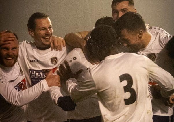 Les joueurs de football de Sarlat célèbrent leur victoire