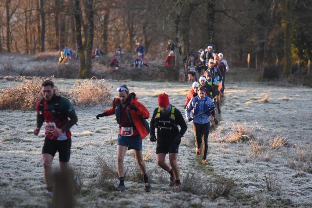 Des courreurs courent en file indienne lors d'un trail