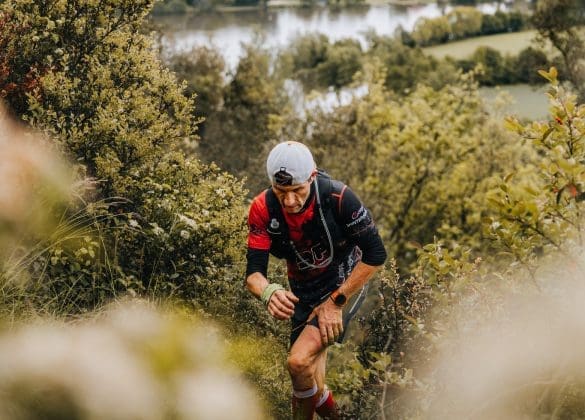 Un coureur court sur un trail dans la vallée de la Dordogne