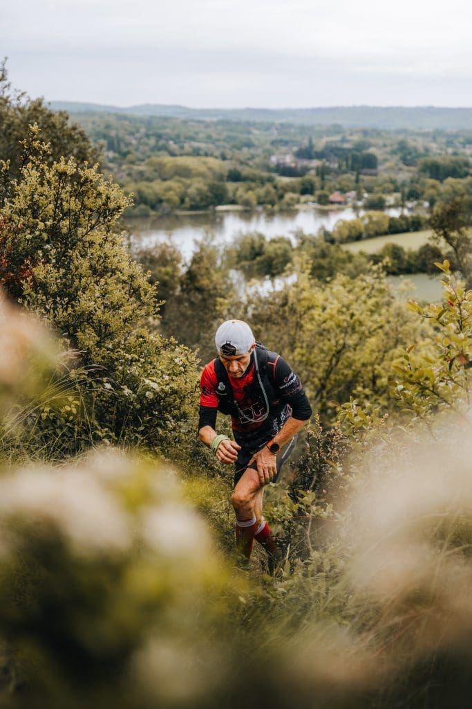 Un coureur court sur un trail dans la vallée de la Dordogne