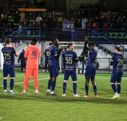 Les joueurs de bergerac en football à la fin de la rencontre