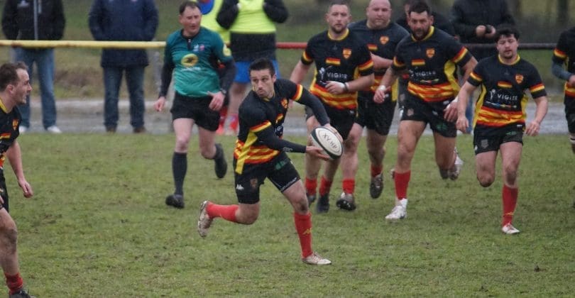 Un joueur du xv haut périgord fait une passe lors d'un match