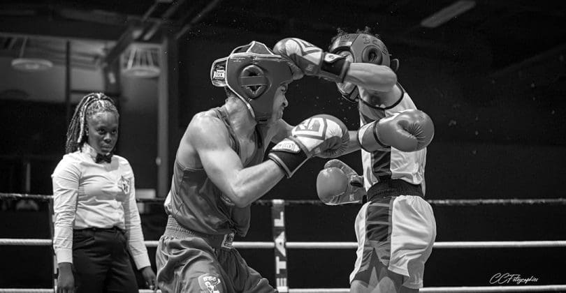 Deux combattants de boxe échangent des coups de poings sur le ring