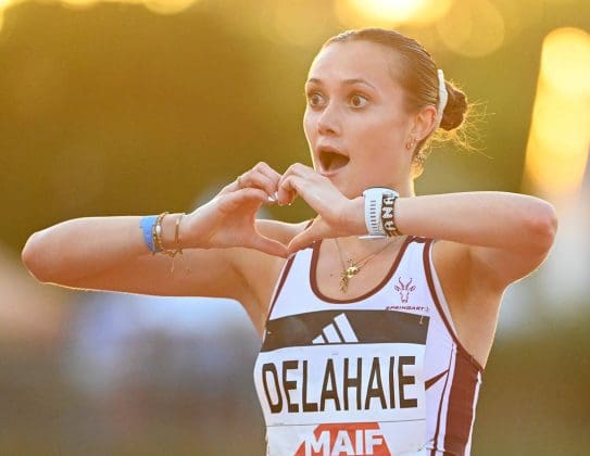 Ana Delahaie fait un coeur avec ses mains après une course