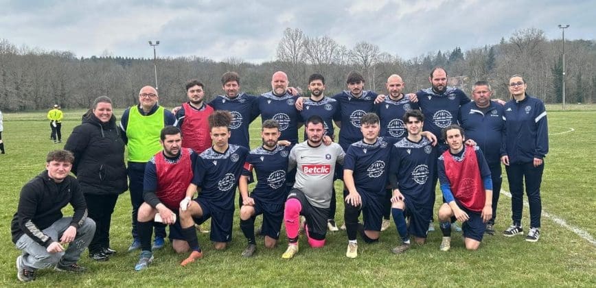 Les joueurs du club de foot de cubjac sont alignés pour une photo de groupe avant un match