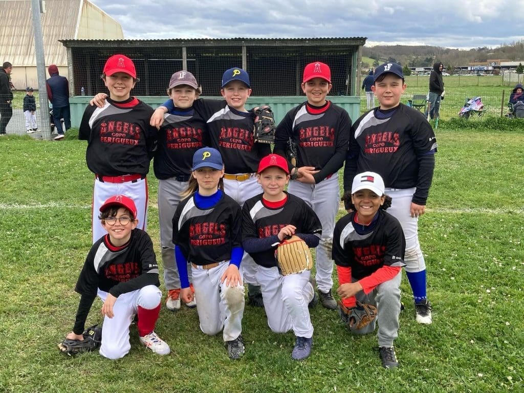 Les joueurs u12 du club de baseball de sarliac font une photo de groupe