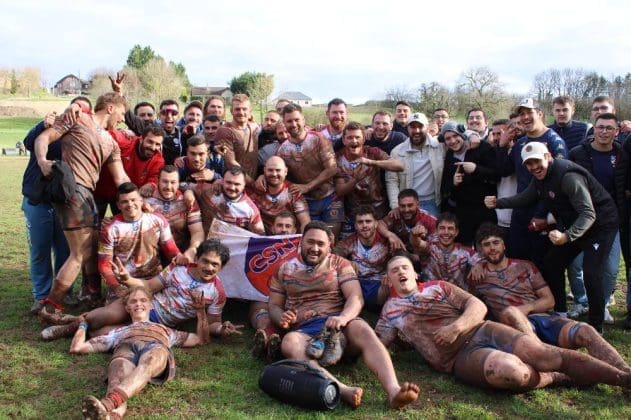 Les joueurs de nontron célèbrent leur victoire en faisant une photo de groupe