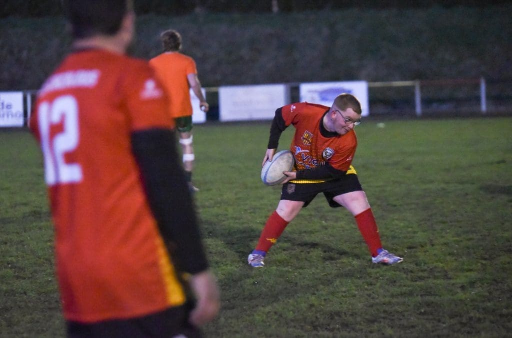 Les cacalous - section de rugby à 5 du XV haut périgord - Un joueur fait une passe