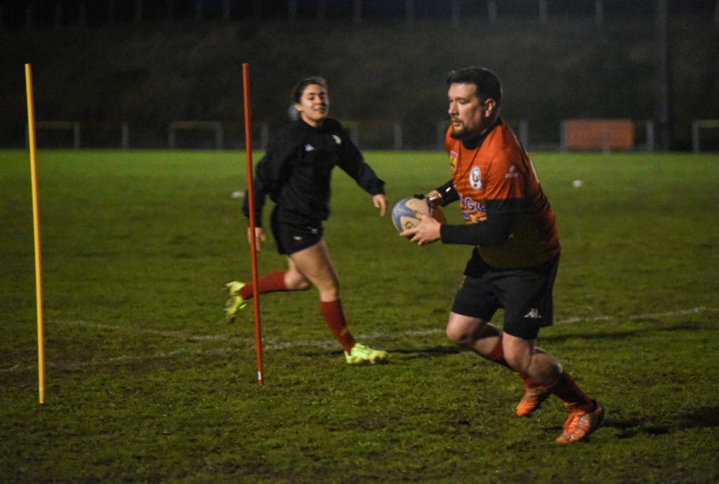 Les cacalous - section de rugby à 5 du XV haut périgord - échauffement d'un joueur ballon en main