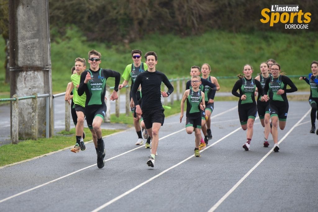 Gabriel Nermond prépare le duathlon de Périgueux en courant avec ses coéquipiers