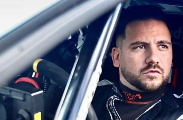 Arthur Beylard assis dans sa voiture de rallye