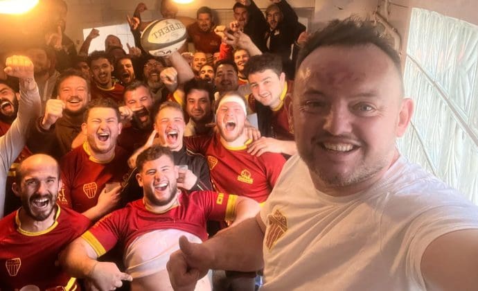 Gregoire fait un selfie avec tout le reste de l'équipe de rugby après une victoire