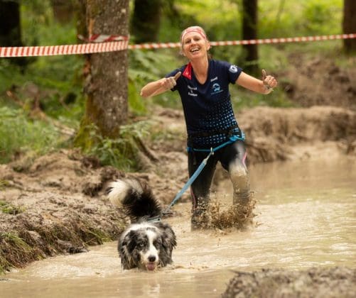 Un chien et son maitre dans un bain de boue lors de la cani ninja