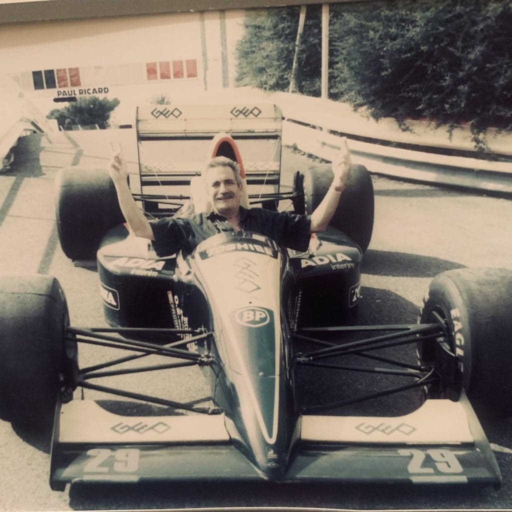 Le grand père d'Arthur Beylard assis dans une formule 1