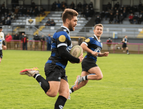 Nicolas Testut, joueur de rugby à Sarlat lors d'un match, ballon en main