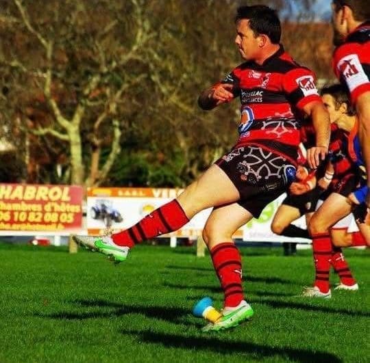 Gregoir Cuevas tire une pénalité au rugby