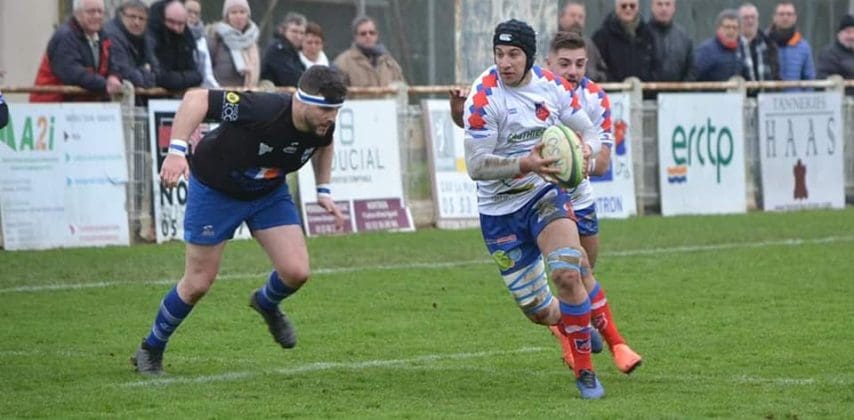 Un joueur de rugby de Nontron avant ballon en main