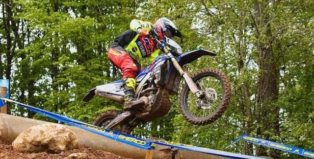 Un pilote de moto passe un passage complexe