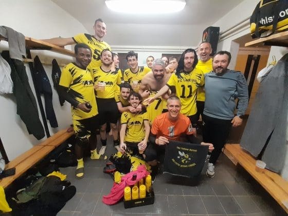 l'équipe de Limeuil célèbre la victoire après un match de football